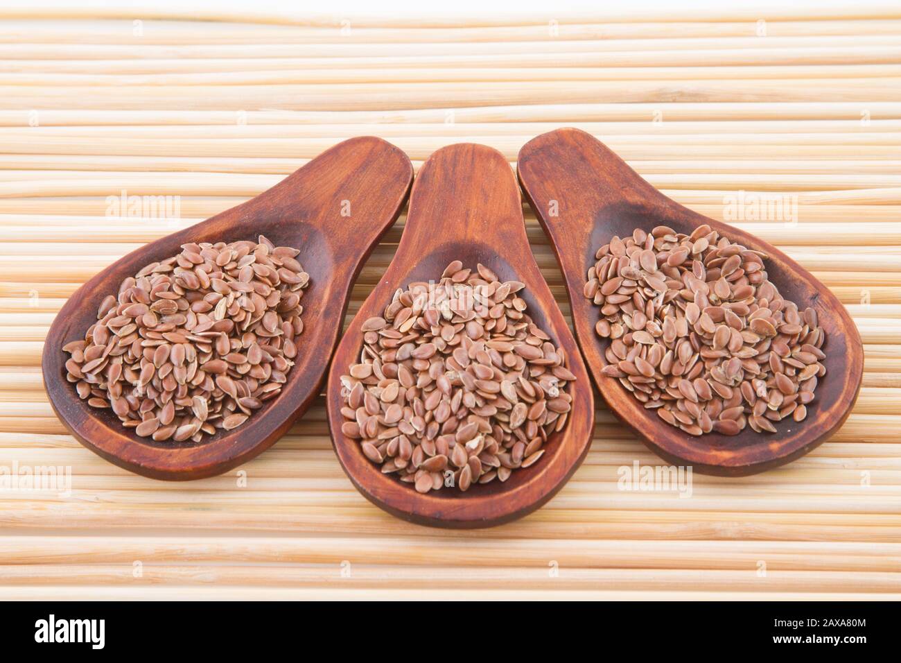 Grains de lin dans une cuillère en bois Banque D'Images