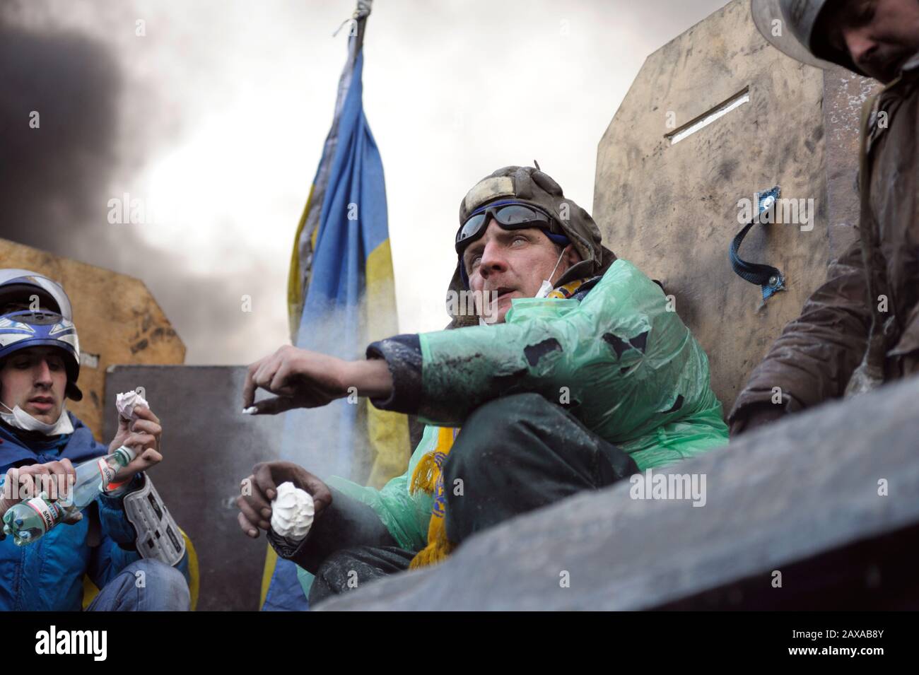 Hommes (manifestants) qui se sont brisés à manger, assis sur la barricade. Révolution De La Dignité.KIEV, UKRAINE – 01/21/2014 Banque D'Images