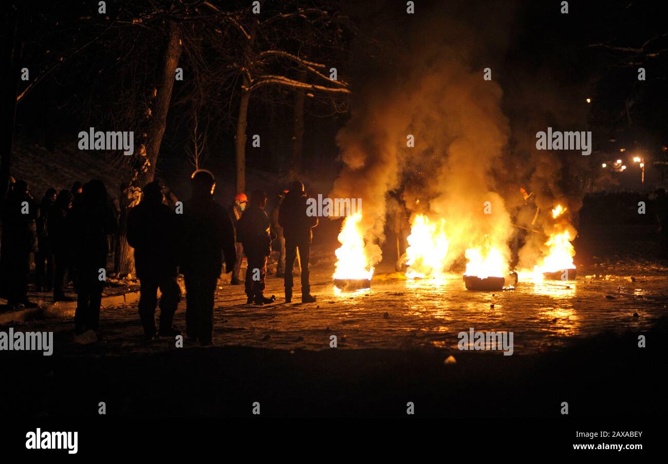Vue de nuit sur la rue de la ville, les pneus brûlant et les manifestants marchant autour. Révolution de la dignité, rue Grushevskogo. 21 Janvier 2014. Kiev, Ukraine Banque D'Images