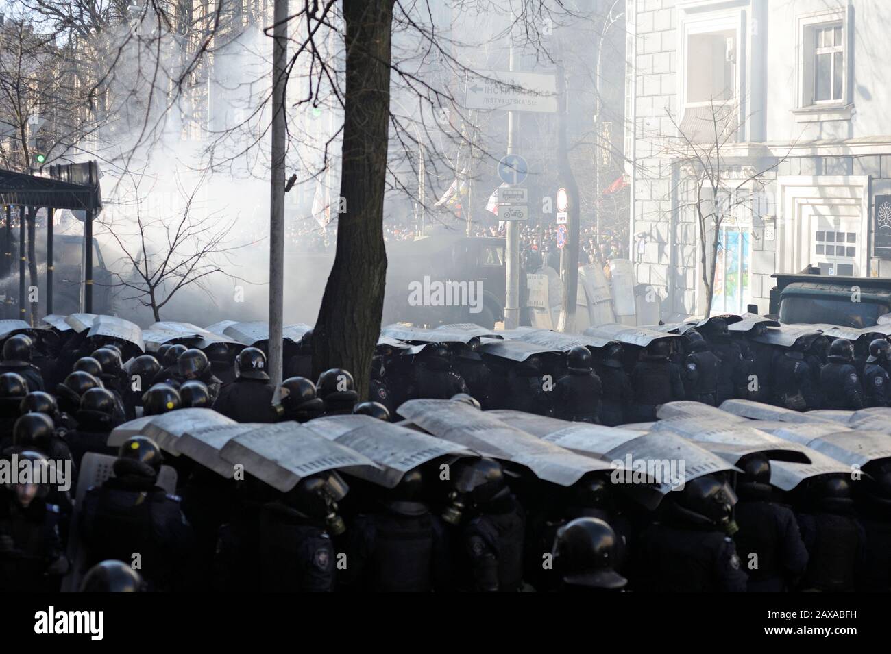 La police (Berkut) se tient devant une barricade de manifestants, à l'aide de boucliers. Révolution De La Dignité.18.02. 2014. Kiev, Ukraine Banque D'Images