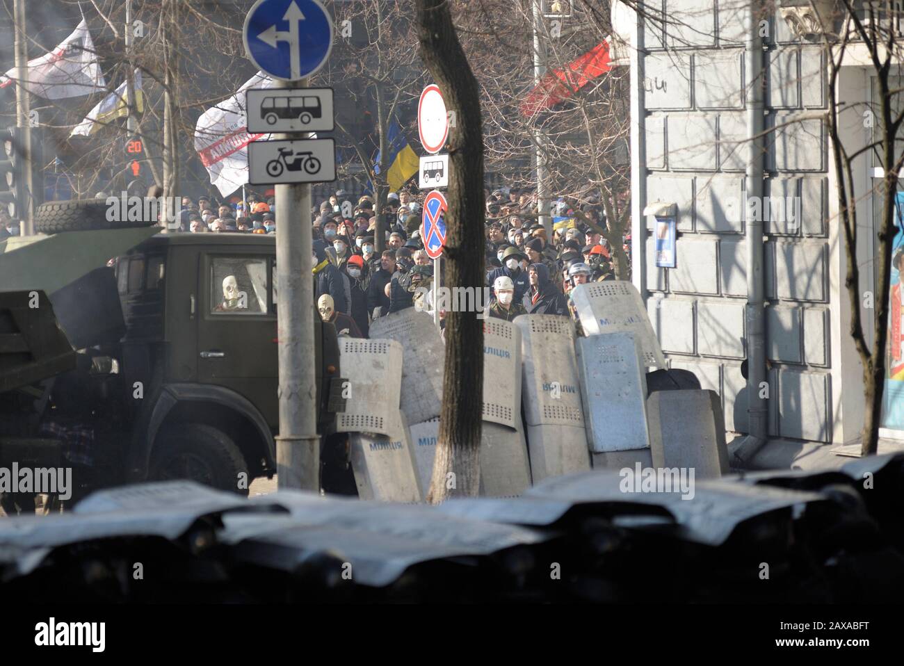La police (Berkut) se tient devant une barricade de manifestants, à l'aide de boucliers. Révolution De La Dignité.18.02. 2014. Kiev, Ukraine Banque D'Images