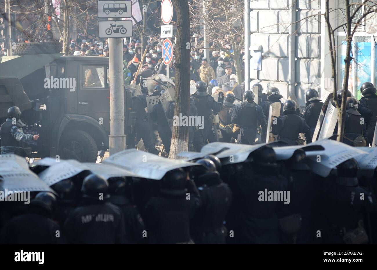 Des policiers armés de boucliers, des fusils de chasse à l'action de la pompe attaquent le barrage routier des manifestants. Révolution De La Dignité, rue Shelkovichnaya. 18.02.2014, Kiev, Ukrane Banque D'Images