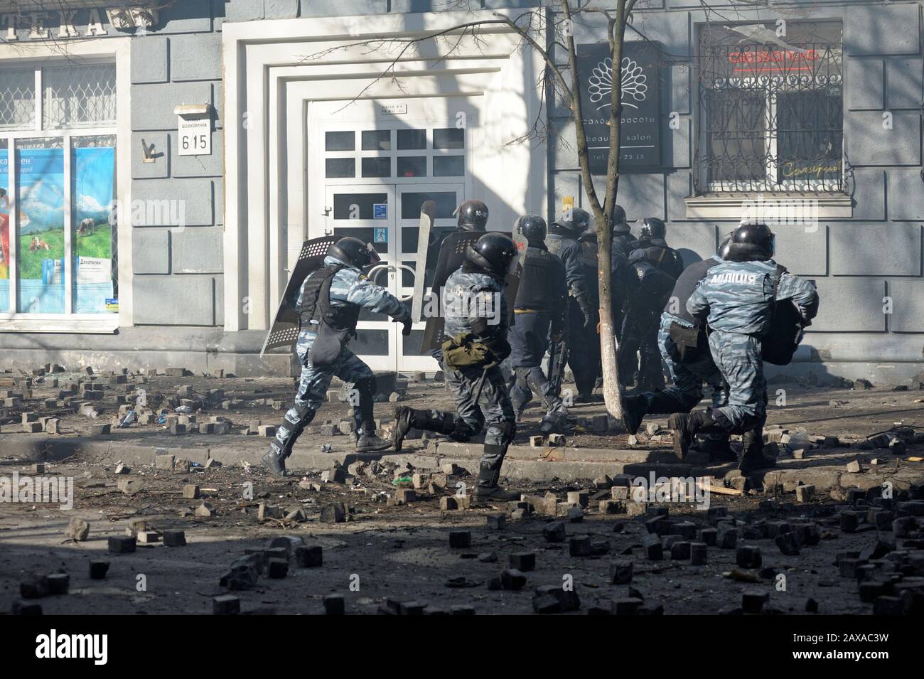 La police (Berkut) se tient devant une barricade de manifestants, à l'aide de boucliers. Révolution De La Dignité.18.02. 2014. Kiev, Ukraine Banque D'Images
