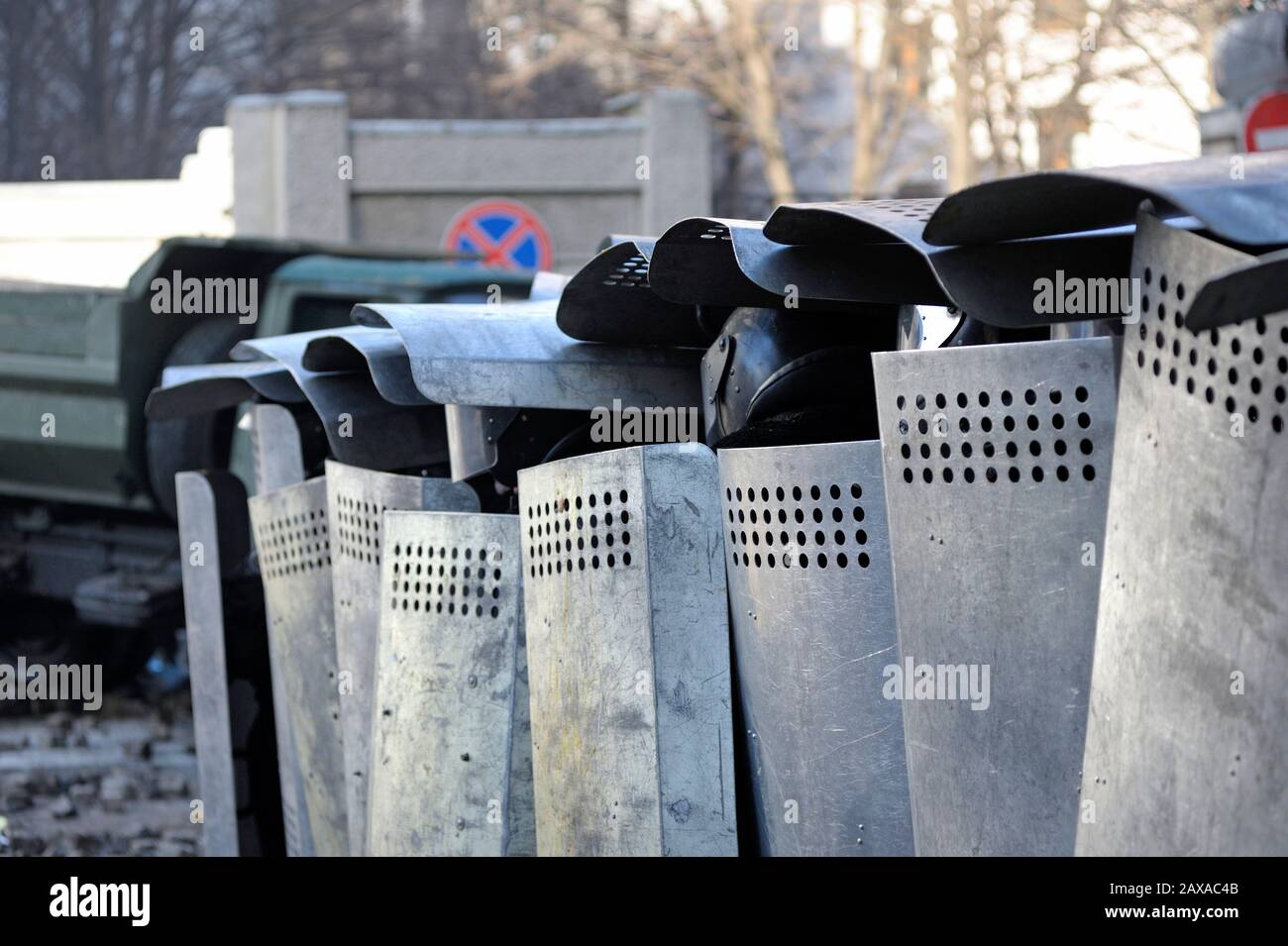 Des policiers armés de boucliers, des fusils de chasse à l'action de la pompe attaquent le barrage routier des manifestants. Révolution De La Dignité, rue Shelkovichnaya. 18.02.2014, Kiev, Ukrane Banque D'Images