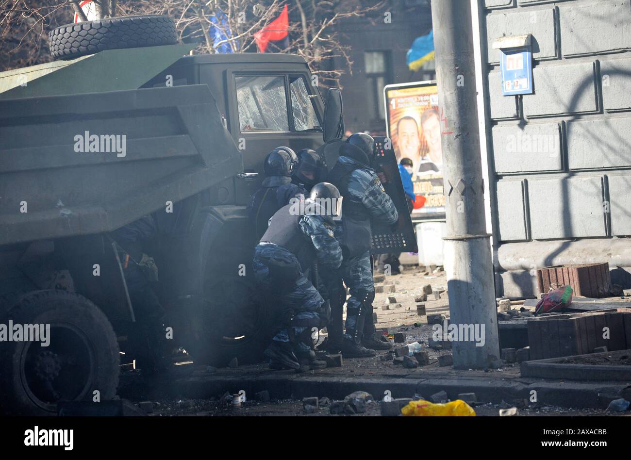 Des policiers armés de boucliers, des fusils de chasse à l'action de la pompe attaquent le barrage routier des manifestants. Révolution De La Dignité, rue Shelkovichnaya. 18.02.2014, Kiev, Ukrane Banque D'Images