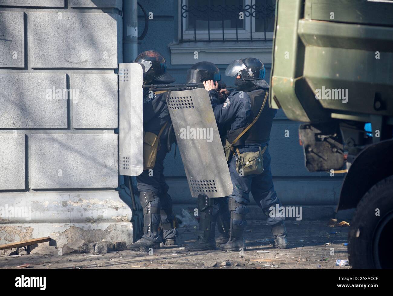 Des policiers armés de boucliers, des fusils de chasse à l'action de la pompe attaquent le barrage routier des manifestants. Révolution De La Dignité, rue Shelkovichnaya. 18.02.2014, Kiev, Ukrane Banque D'Images
