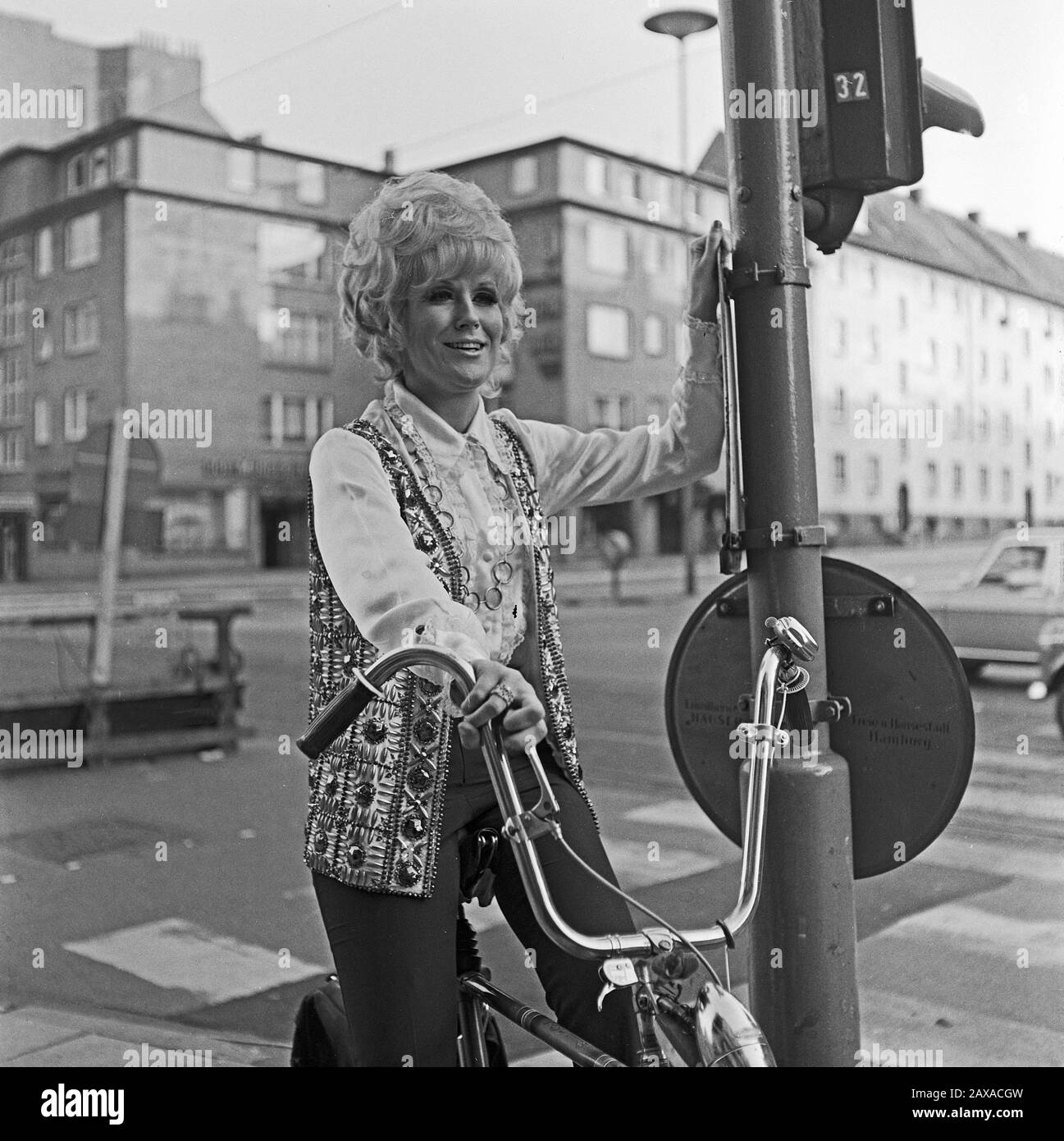 Dusty Springfield, britische Pop- und Soulsängerin, bei einem Besuch à Hambourg auf dem Fahrrad, Deutschland 1970. Chanteuse britannique de pop et d'âme Dusty Springfield à vélo lors d'une visite à Hambourg, Allemagne 1970. Banque D'Images