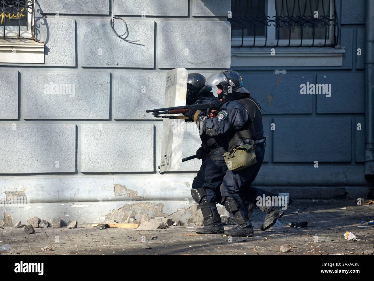 Des policiers armés de boucliers, des fusils de chasse à l'action de la pompe attaquent le barrage routier des manifestants. Révolution De La Dignité, rue Shelkovichnaya. 18.02.2014, Kiev, Ukrane Banque D'Images
