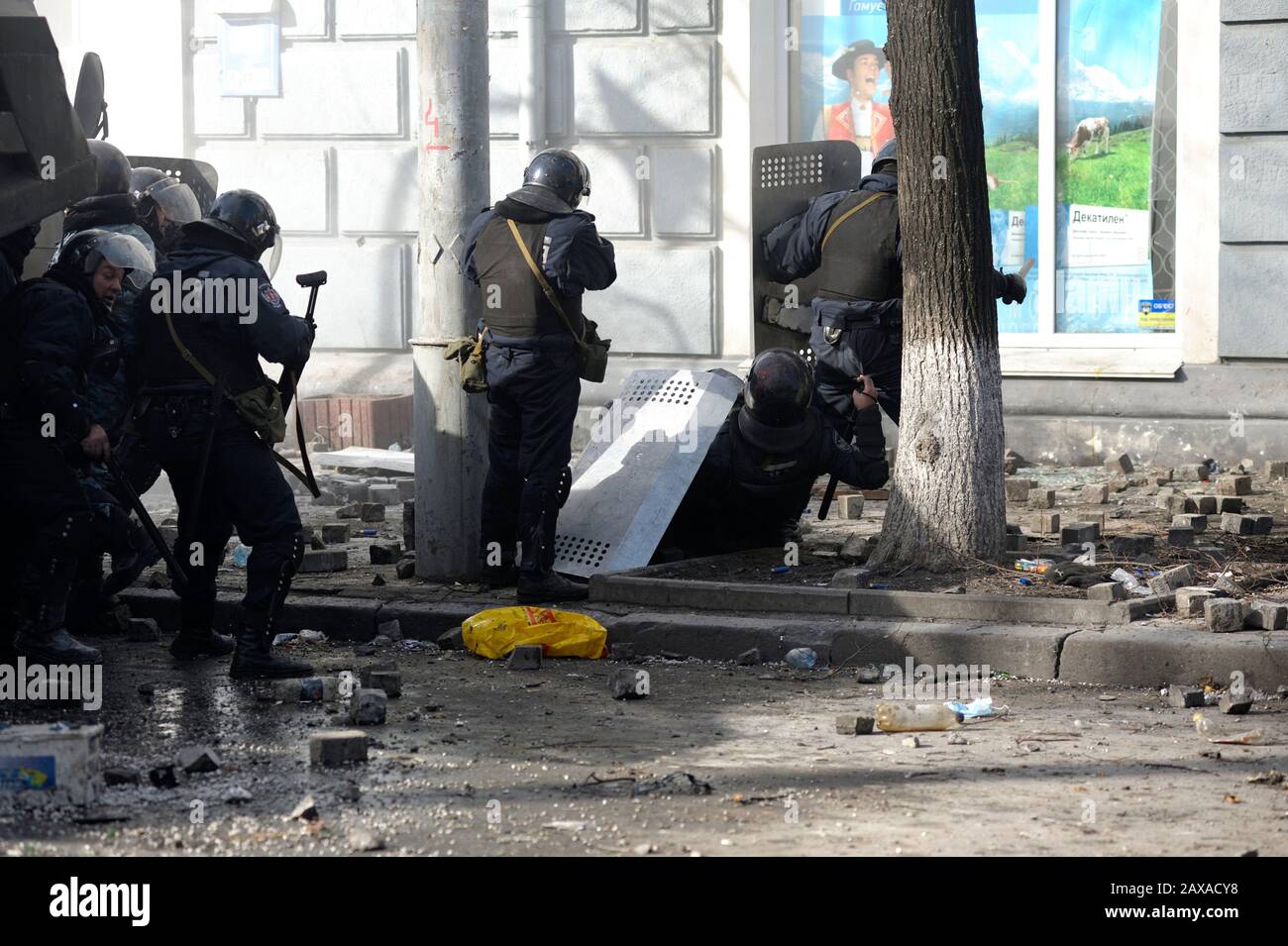 La police (Berkut) se tient devant une barricade de manifestants, à l'aide de boucliers. Révolution De La Dignité.18.02. 2014. Kiev, Ukraine Banque D'Images