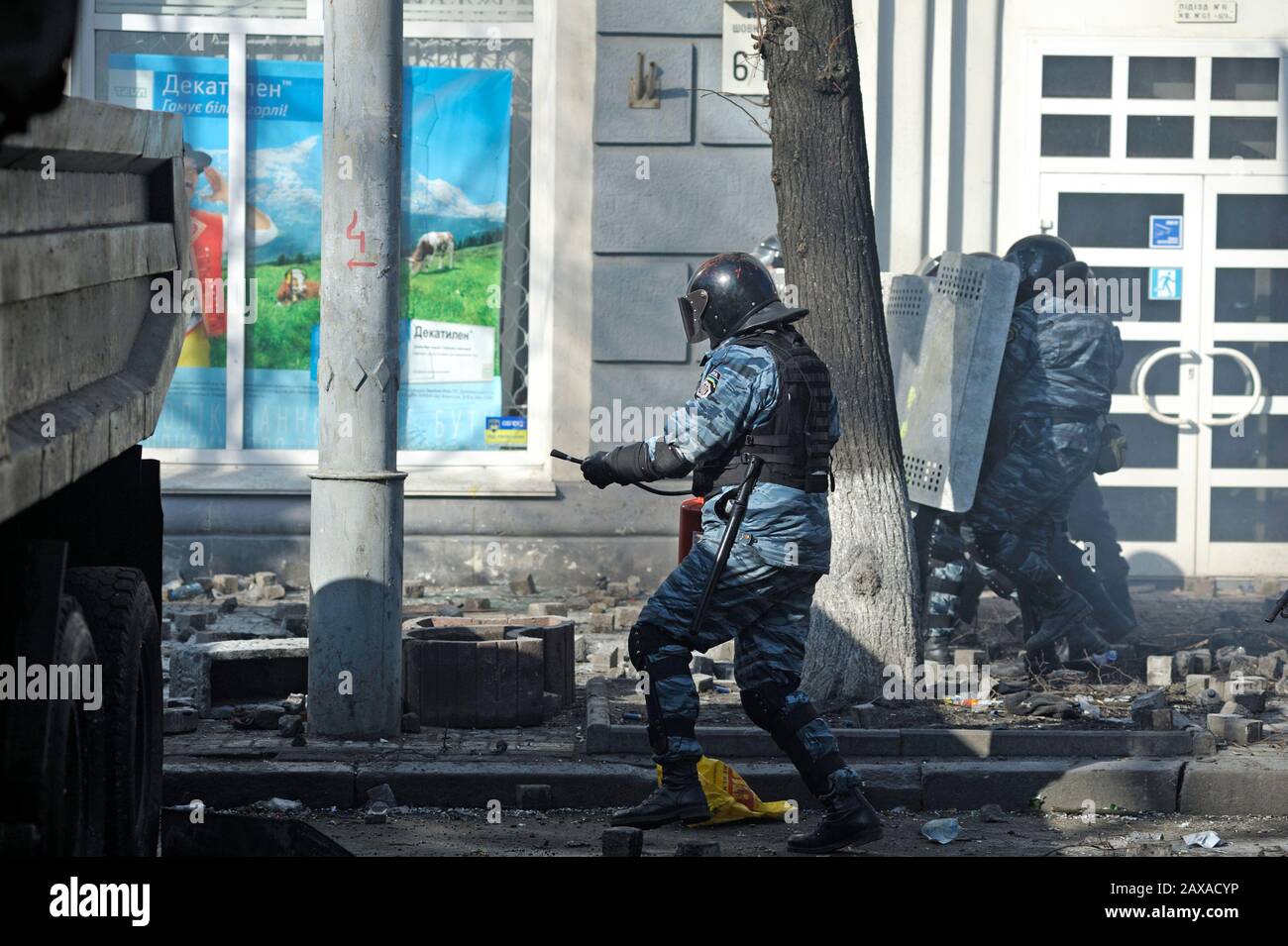 Policier (Berkut) attaque la barricade des manifestants en utilisant le gaz du ballon. Révolution De La Dignité. Rue Shelkovichnaya. 18, 02,2014. Kiev, Ukraine Banque D'Images