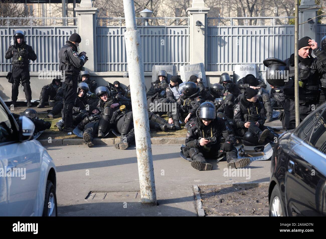 Les policiers se reposent entre les affrontements de rue. Révolution De La Dignité.rue Shelkovichnaya. 18 Février 2014. Kiev, Ukraine Banque D'Images