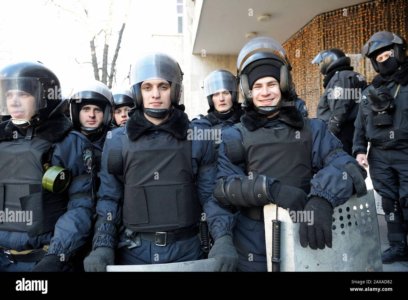 Les policiers se reposent entre les affrontements de rue. Révolution De La Dignité.rue Shelkovichnaya. 18 Février 2014. Kiev, Ukraine Banque D'Images