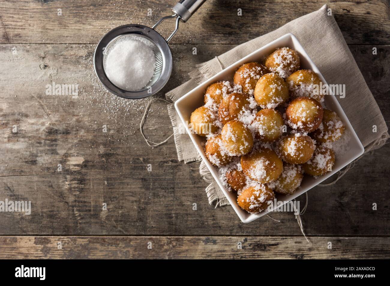 Beignets de carnaval ou buñuelos de viento pour la semaine Sainte sur table en bois Banque D'Images