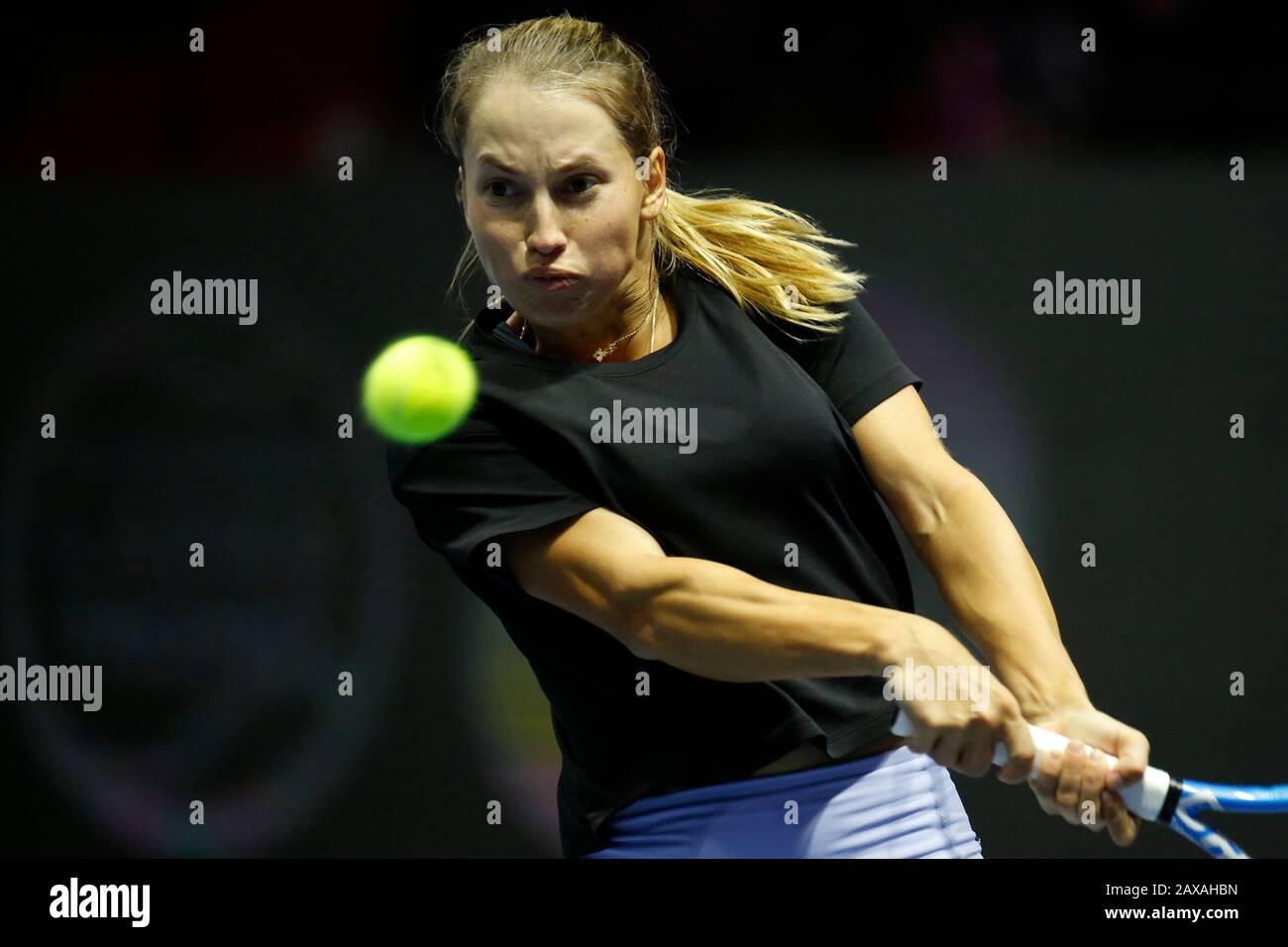 Yulia Putintseva, du Kazakhstan, en action contre Veronica Kudermetova, de Russie, lors du tournoi de tennis du Trophée Saint-Pétersbourg 2020 à Sibur Arena.final: (Yulia Putintseva 1-2 Veronica Kudermetova) Banque D'Images