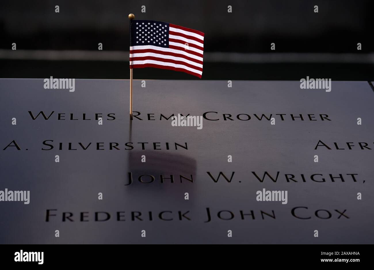 Un petit drapeau américain est placé par une victime des attentats du 11 septembre au mémorial du 11 septembre, à New York Banque D'Images
