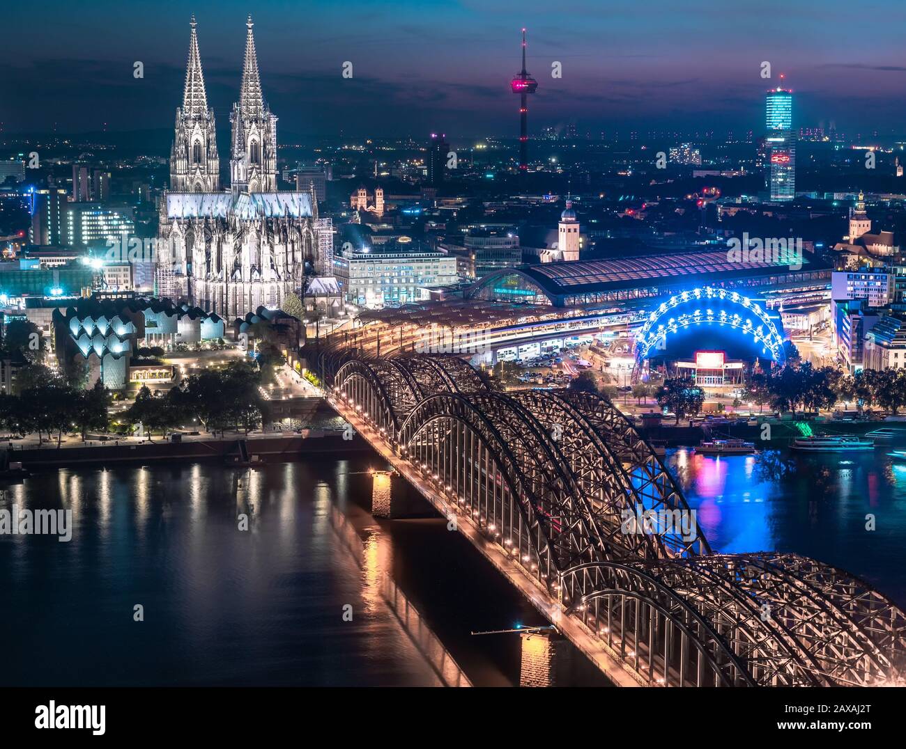 Panorama aérien nocturne du pont lumineux Hohenzollern sur le Rhin. Magnifique paysage urbain de Cologne, Allemagne avec cathédrale au crépuscule. Banque D'Images