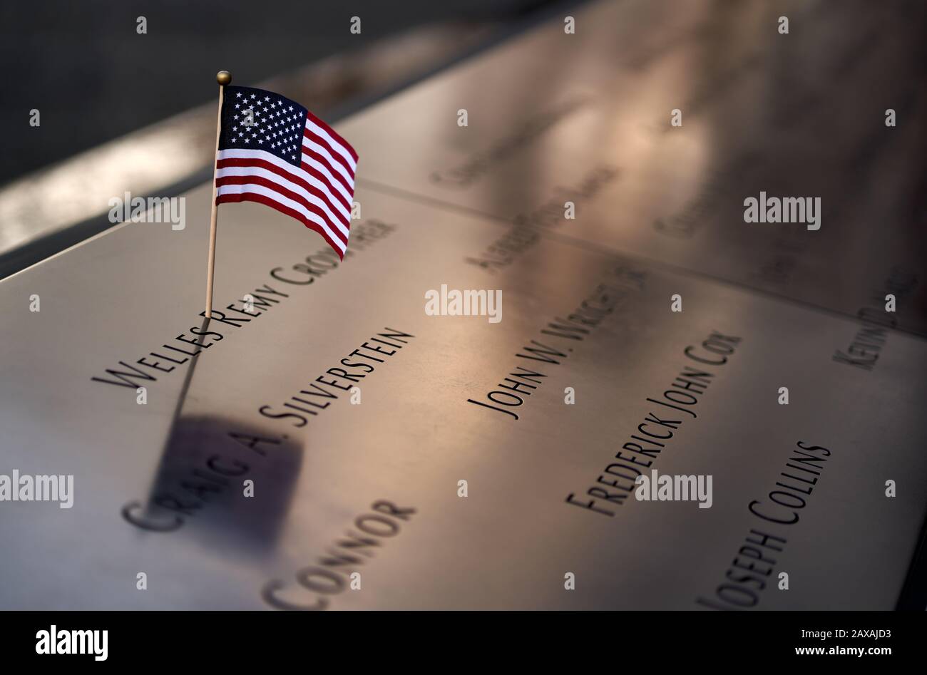 Un petit drapeau américain est placé par une victime des attentats du 11 septembre au mémorial du 11 septembre, à New York Banque D'Images