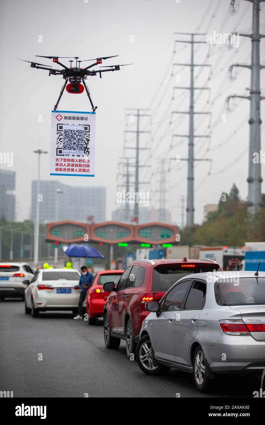 Shenzhen, Province Chinoise De Guangdong. 11 février 2020. Un drone portant  une étiquette de code QR est vu près d'une station de péage d'autoroute à  Shenzhen, dans la province de Guangdong en
