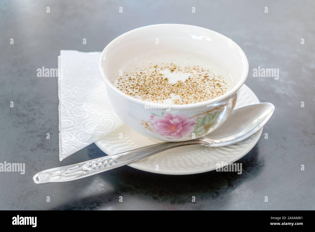 Délicieux petit déjeuner laitier marocain - porc salé dans un bol blanc Banque D'Images