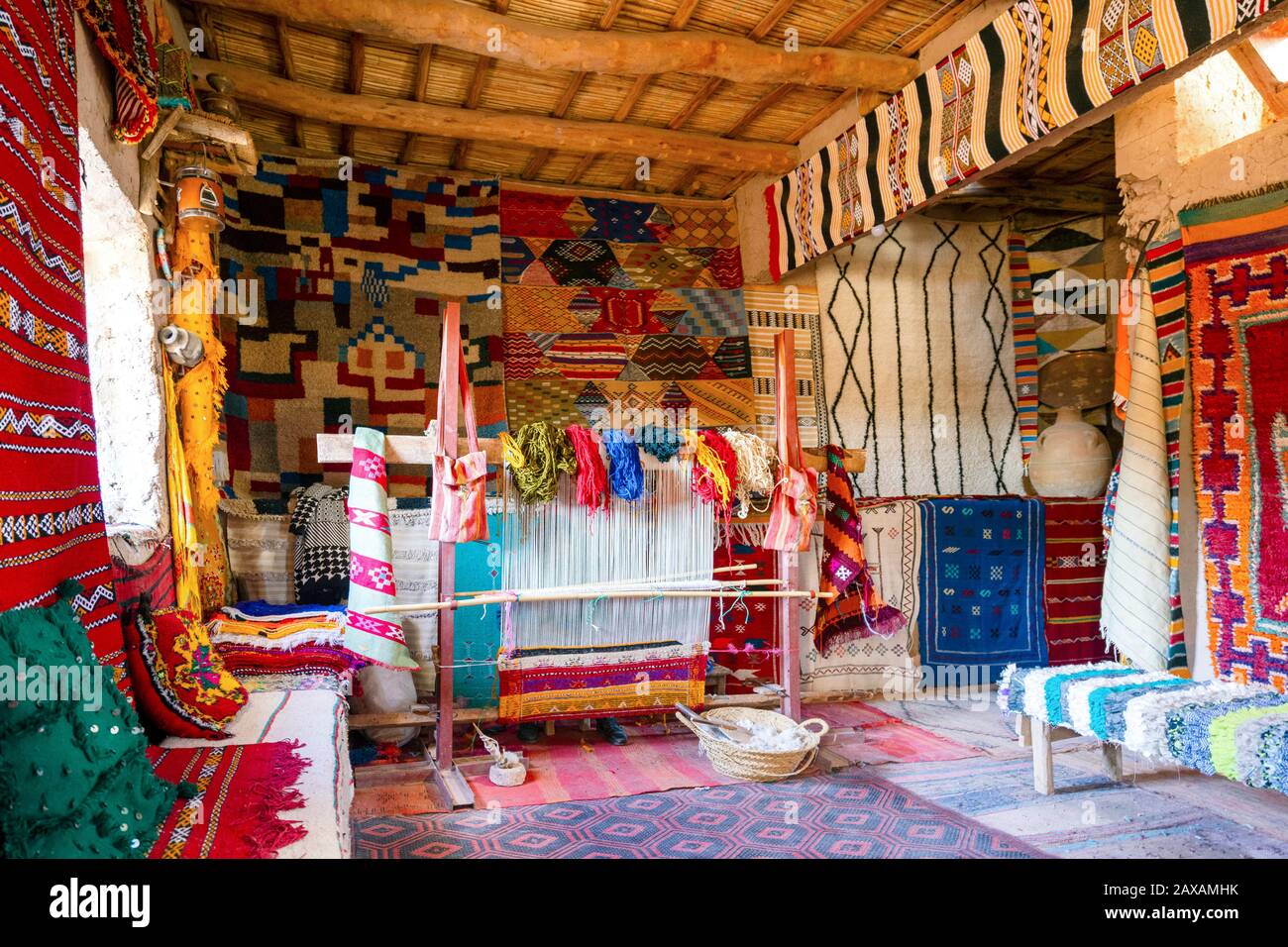 Machine à tisser traditionnelle utilisée pour produire des tapis berbères célèbres, ait Ben Haddou, Maroc Banque D'Images