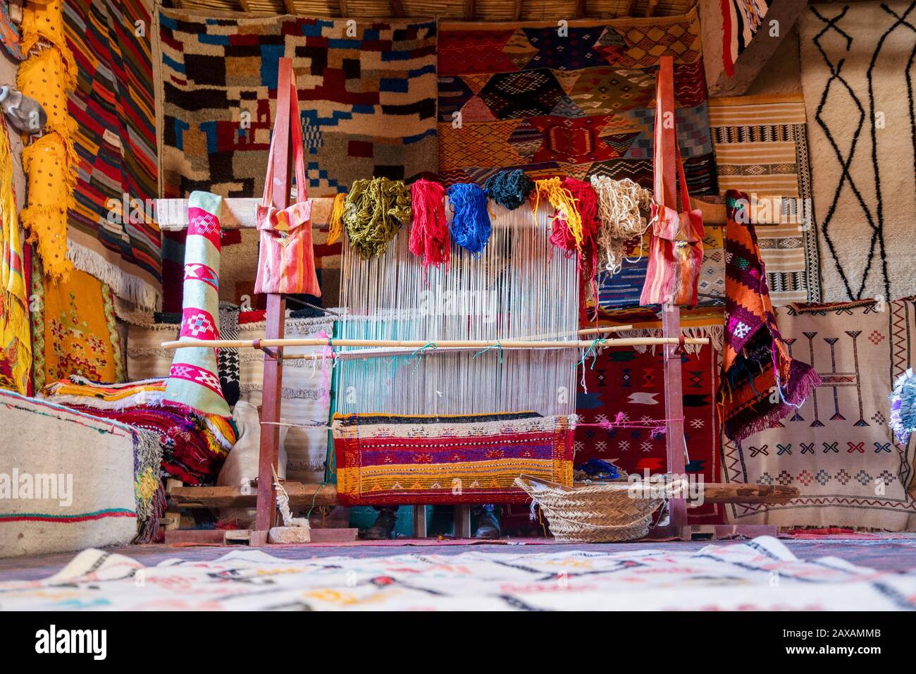 Machine à tisser traditionnelle utilisée pour produire des tapis berbères célèbres, ait Ben Haddou, Maroc Banque D'Images
