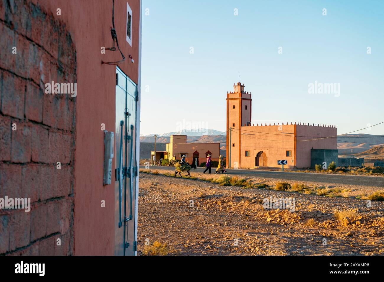 Petit village avec des gens près de la mosquée au Maroc Banque D'Images