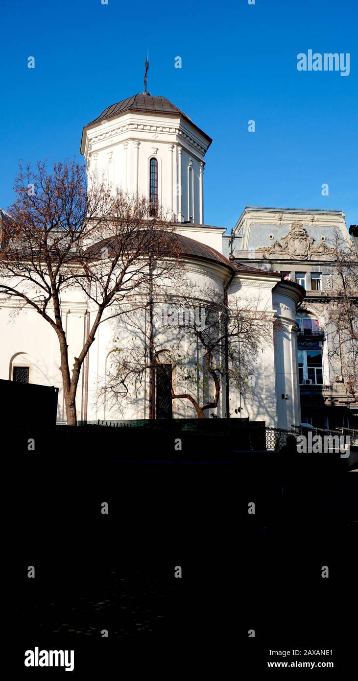 Église orthodoxe roumaine classique ou monastère avec arbres. Symbole de la foi pour le christianisme. Jésus-Christ chuch Banque D'Images