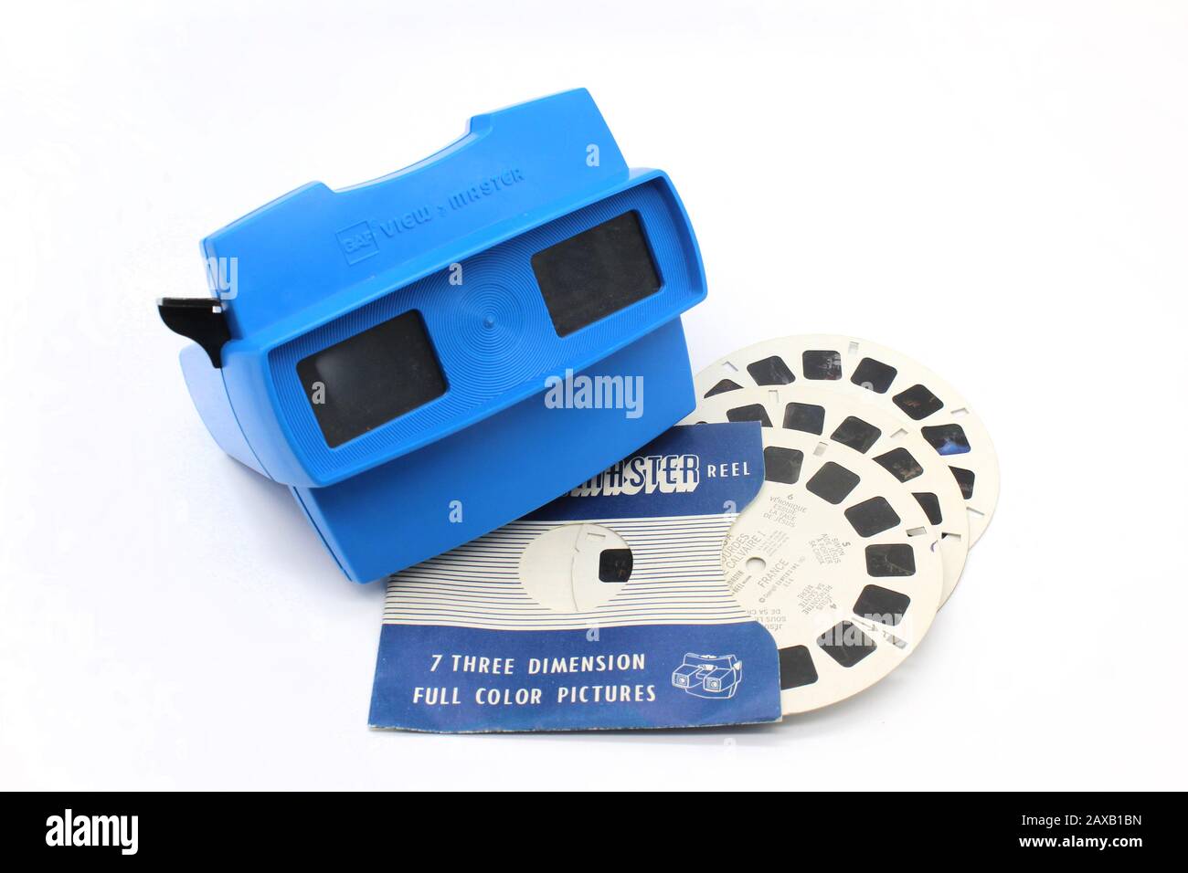 Diaporama stéréoscopique en plastique vintage avec bobines d'images, vue avant, isolé sur fond blanc, gros plan Banque D'Images