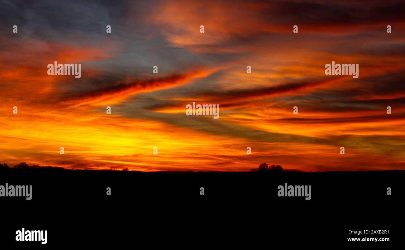 Lever du soleil se reflétant dans les nuages provoquant un ciel ardent, Lot-et-Garonne, France Banque D'Images Lever du soleil se reflétant dans les nuages provoquant un ciel ardent, Lot-et-Garonne, France Banque D'Images