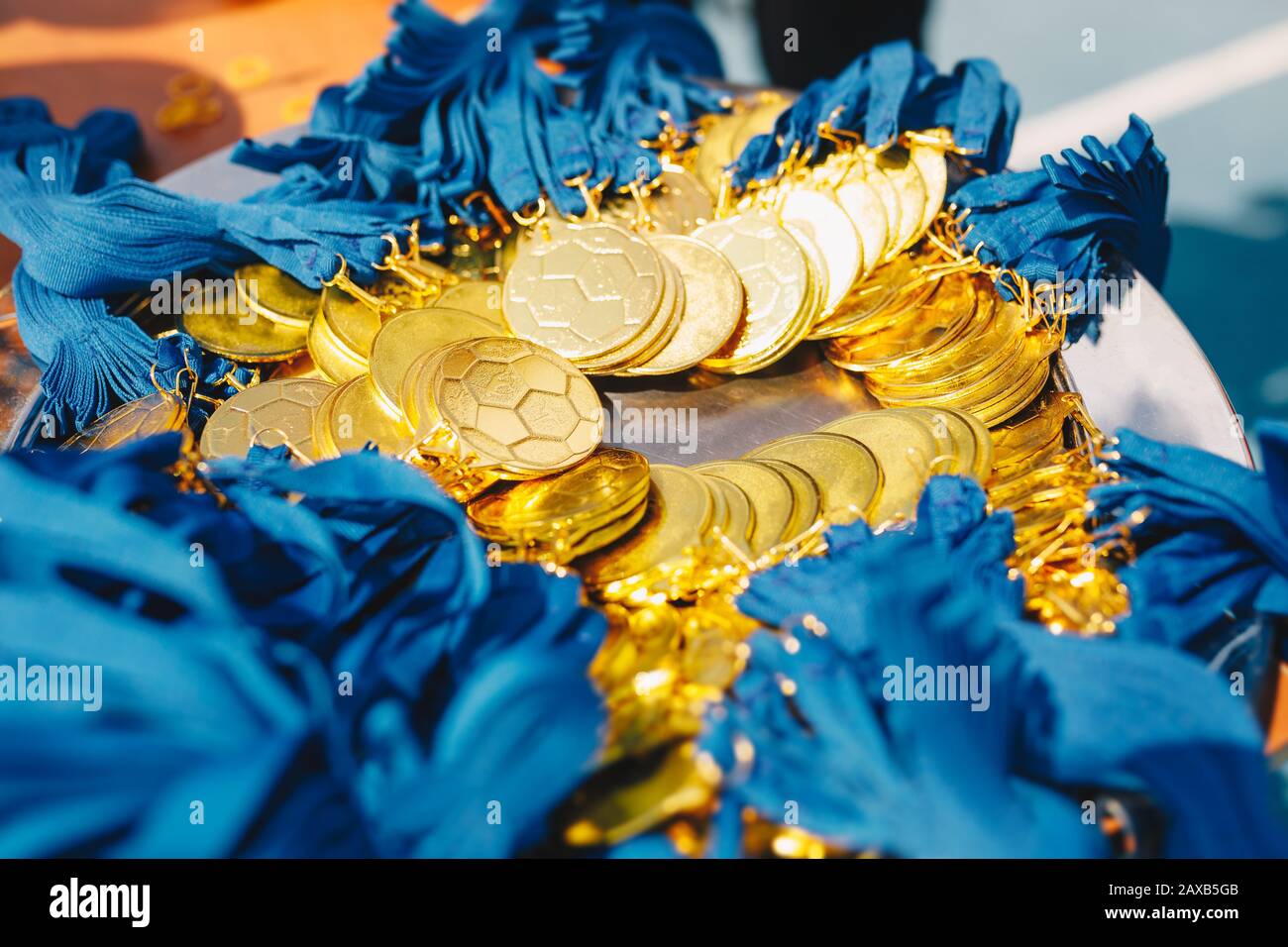Beaucoup de médailles d'or avec des rubans. Médailles d'or pour les gagnants de la compétition de football Banque D'Images