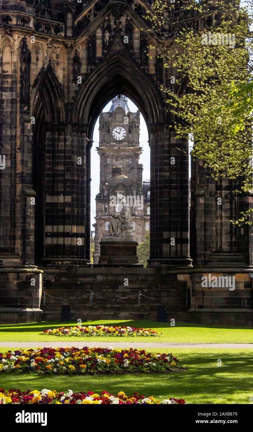 Une vue sur la statue principale du monument Scots, avec des fleurs à l'avant-garde et la tour de l'horloge de l'hôtel Balmoral à l'arrière-plan, Banque D'Images