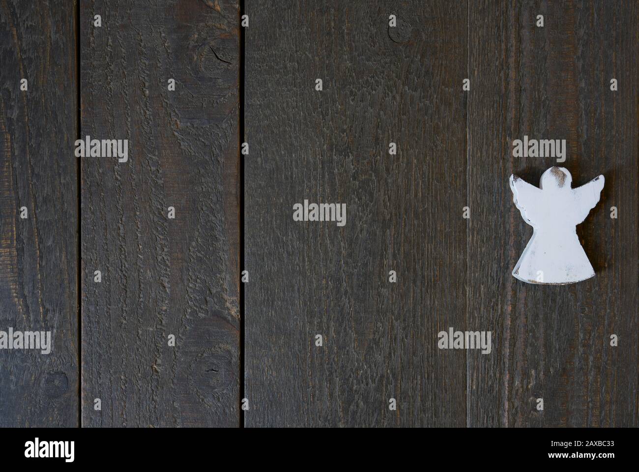Fond sombre de bois avec structure et un ange blanc, carte et espace de copie Banque D'Images