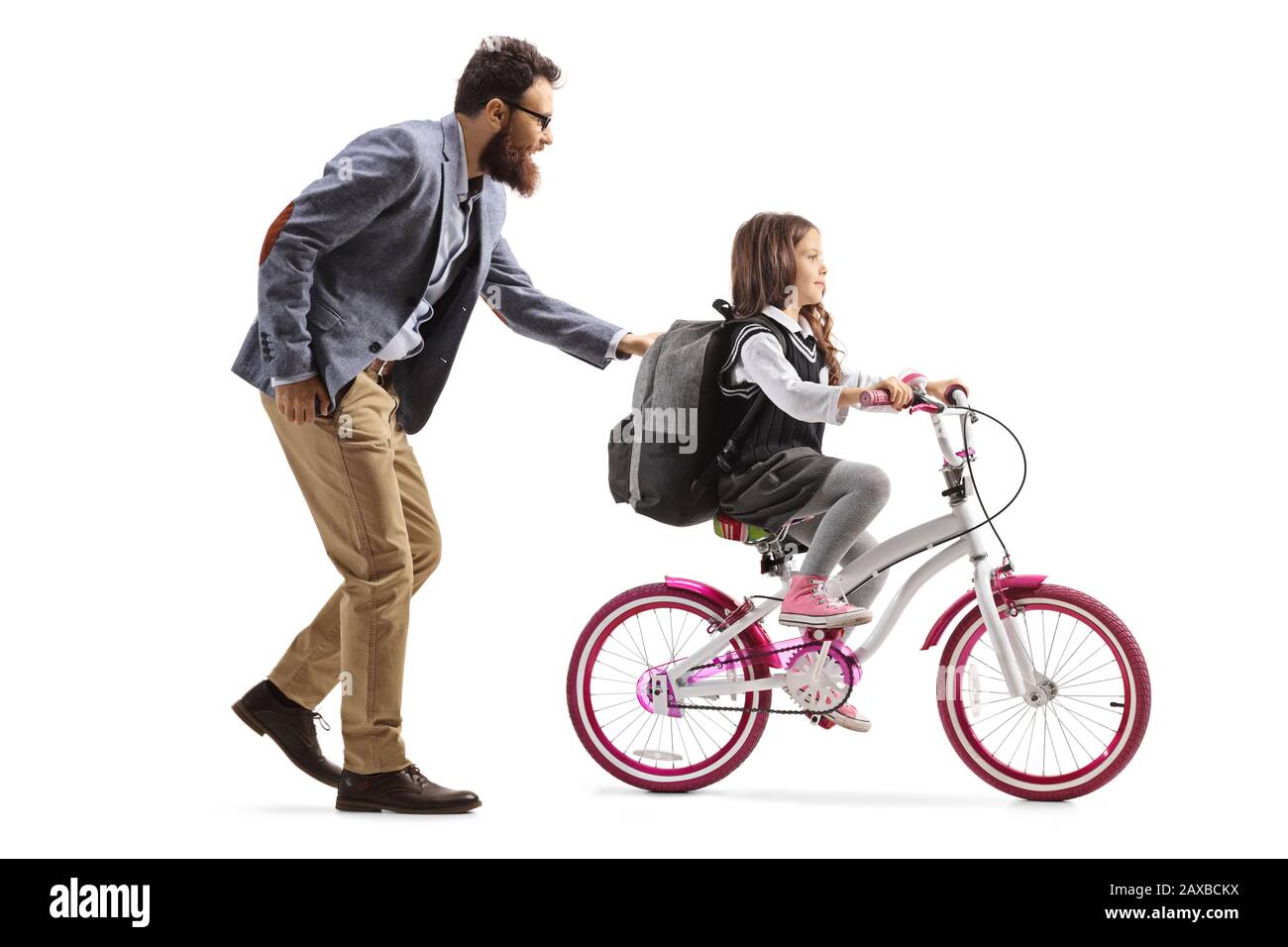 Père enseignant à une fille de monter un vélo isolé sur fond blanc Banque D'Images