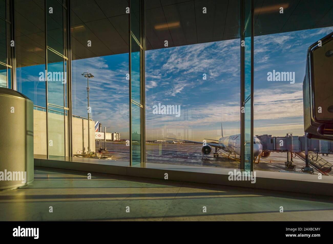 Aéroport Charles de Gaulle, Paris, décembre 2015 - vue sur le tarmac sous un ciel bleu du matin depuis la zone de départ Banque D'Images