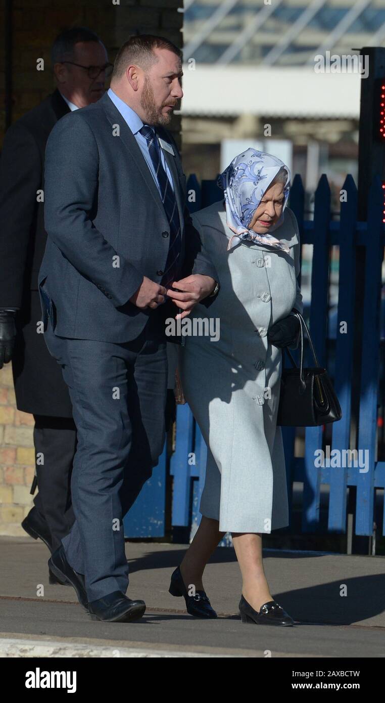 La reine Elizabeth II marche avec le directeur de la gare Graeme Pratt tout en embarquant dans un train à la gare de King's Lynn à Norfolk, puisqu'elle retourne à Londres après avoir passé la période de Noël à Sandringham House dans le nord de Norfolk. Photo PA. Date De L'Image: Mardi 11 Février 2020. Crédit photo devrait lire: Nick Ansell/PA Wire Banque D'Images