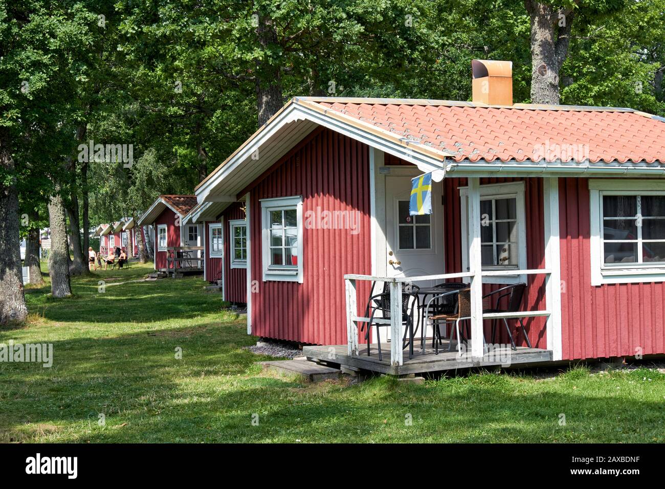 Une rangée de cottages de vacances en bois suédois peints en rouge et blanc avec des porches connus localement sous le nom de 'tuga's' Banque D'Images