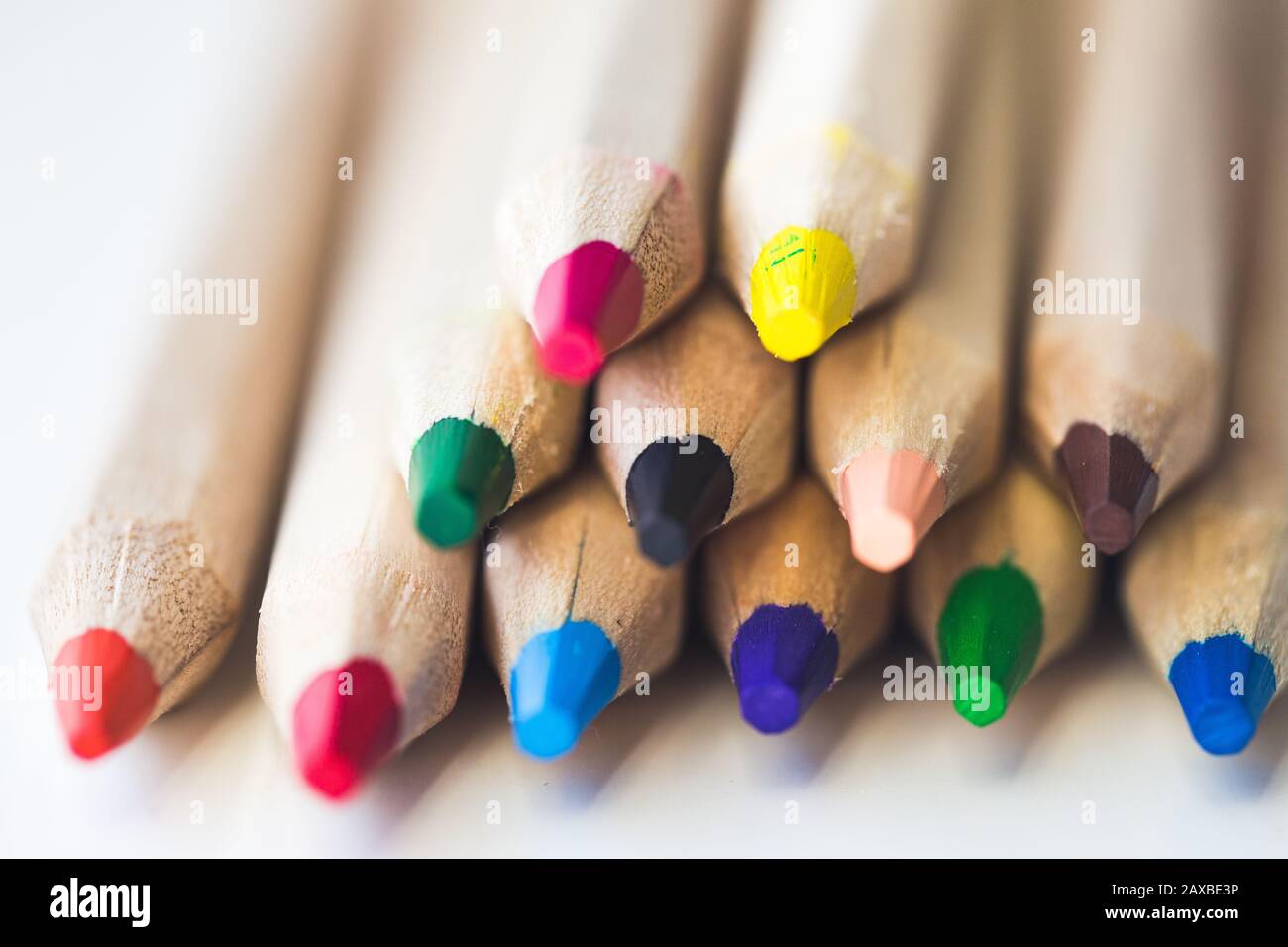 Macro crayons de couleur, peut être utilisé comme fond blanc Banque D'Images