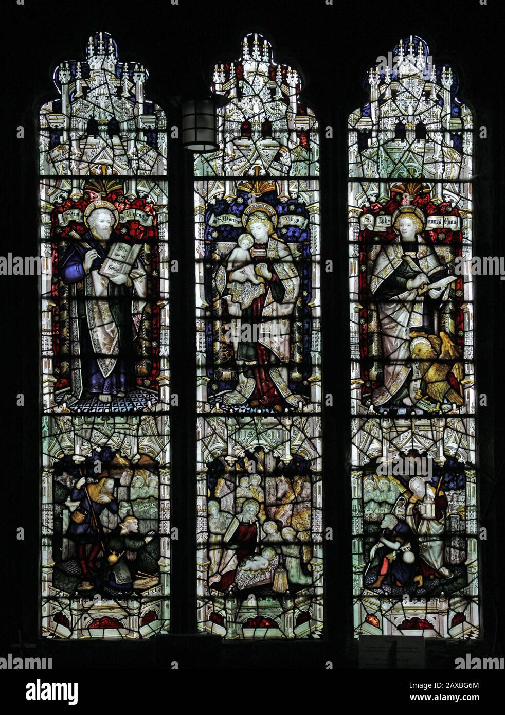 Une vitrail de C E Kempe & Co. Ltd représentant St Luke, La Sainte mère et l'enfant et Saint Jean, l'église St Editha, l'église Eaton, Staffordshire Banque D'Images