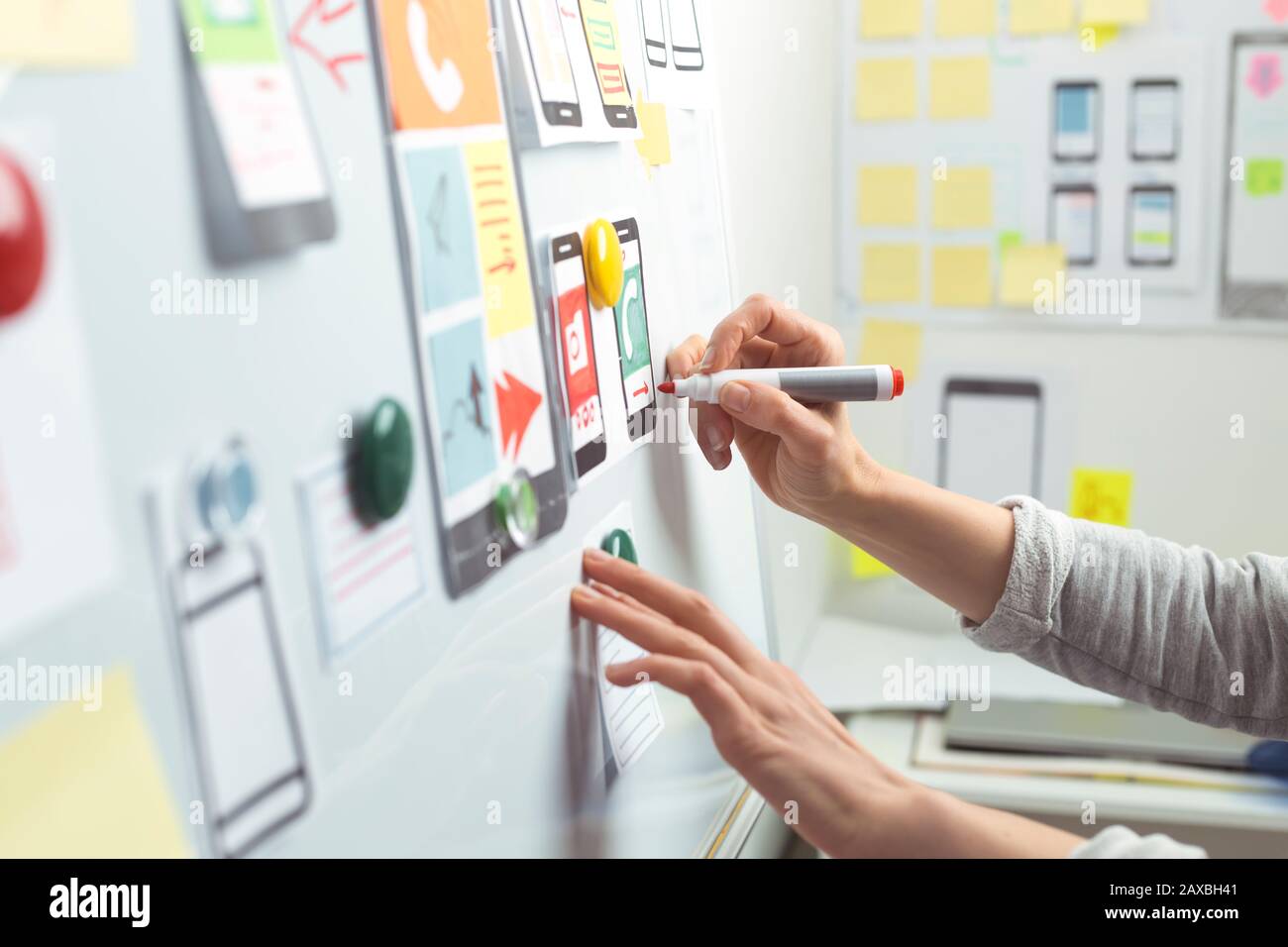 Les concepteurs de sites Web d'interface utilisateur développent une interface d'application de téléphone mobile. Expérience utilisateur Banque D'Images
