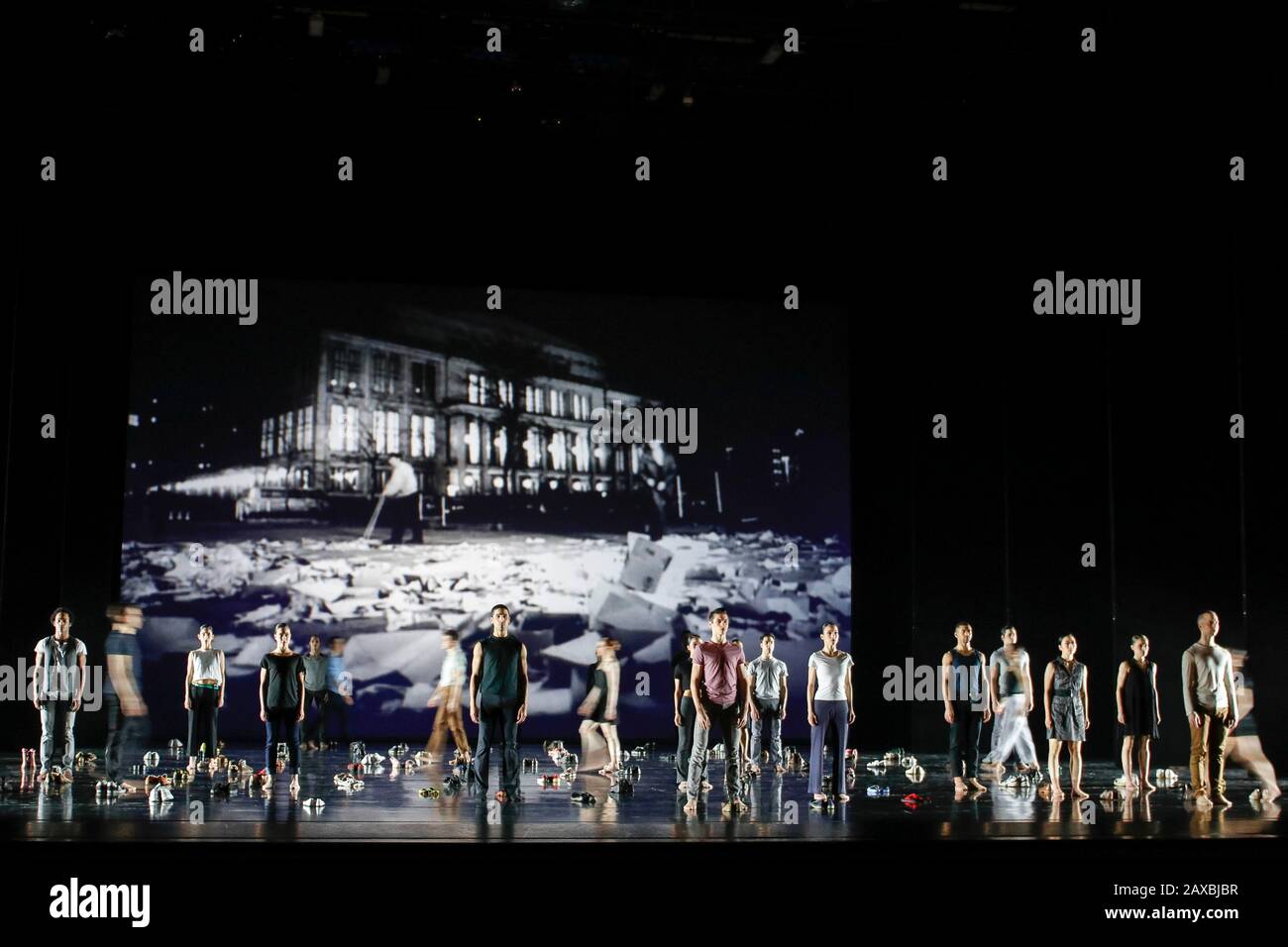 Das Ensemble Des Leipziger Ballett Im Zweiteiligen Ballettabend 'Lamento', Bluehende Landschaft, Choreografie Mario Schroeder, Musikalische Leitung Ch Banque D'Images