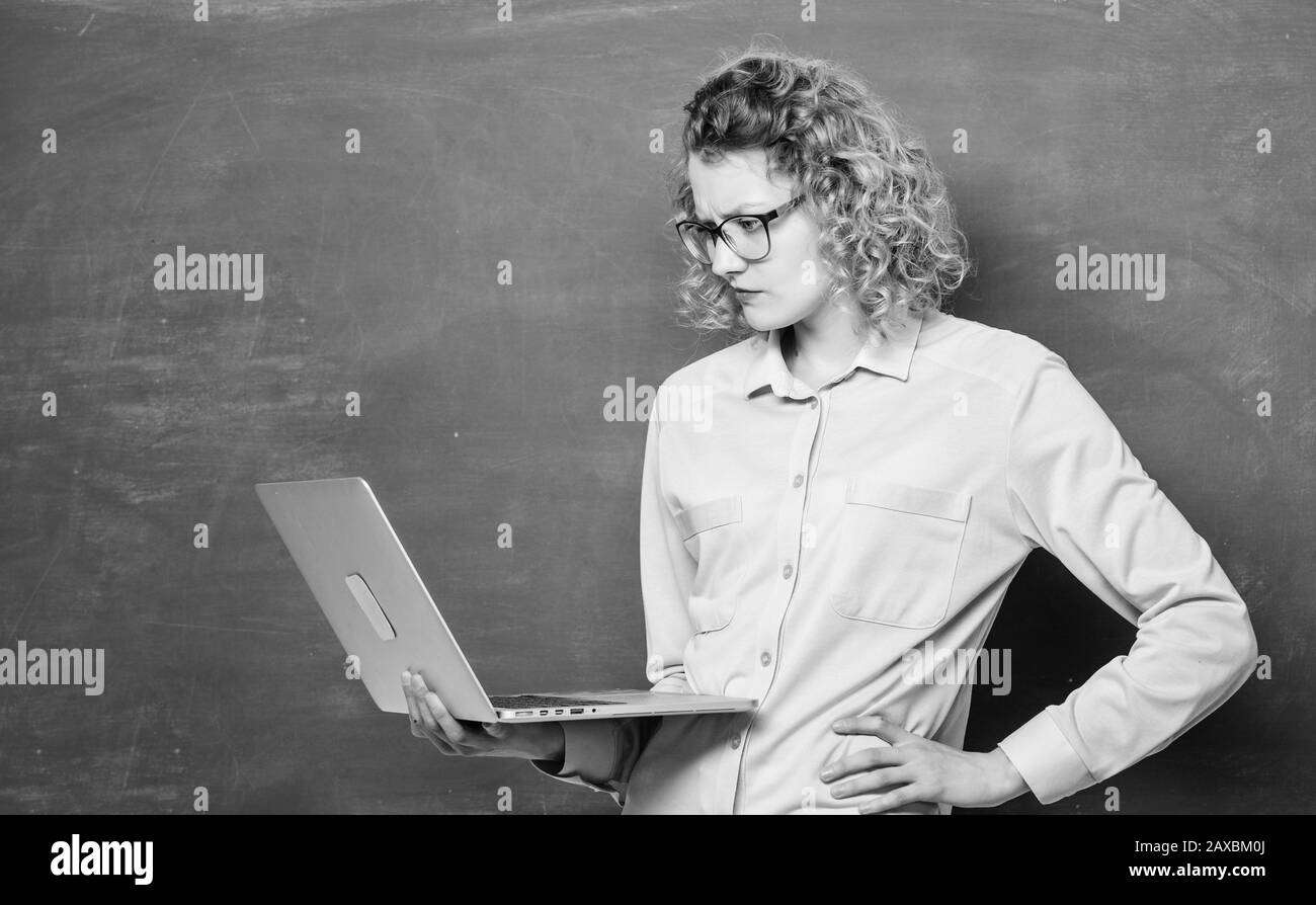 Étudier en ligne. Étudiant de la tige. Cours en ligne de l'enseignement. L'informatique et la programmation. L'école en ligne. Travail à distance. Ordinateur portable enseignant tableau recherche d'informations de fond. Ordinateur portable femme surf internet. Banque D'Images