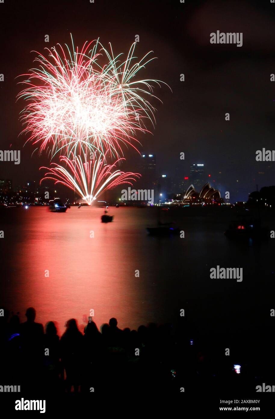 Dans Silvesterfeuerwerk Feuerwerkskoerper Sydney : 8 Tonnen errhellen Hafenbucht Sydneys die mit dem Opernhaus und der le Harbour Bridge, Sydney, Australie Banque D'Images