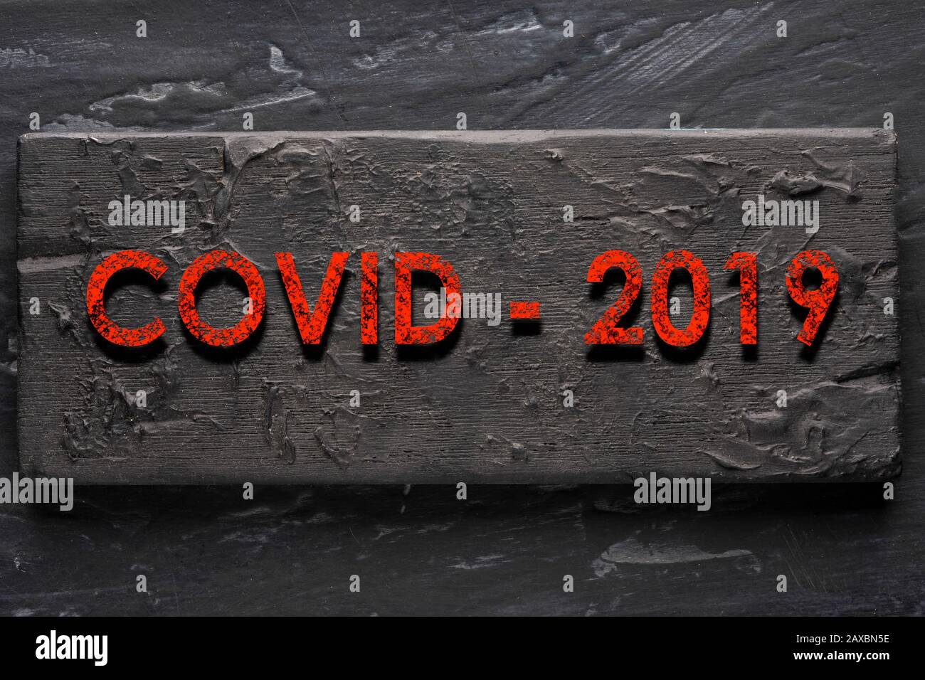 COVID 2019 Nouveau nom du coronavirus selon L'Oms - organisation mondiale de la santé - inscription rouge sur un panneau en bois. Banque D'Images