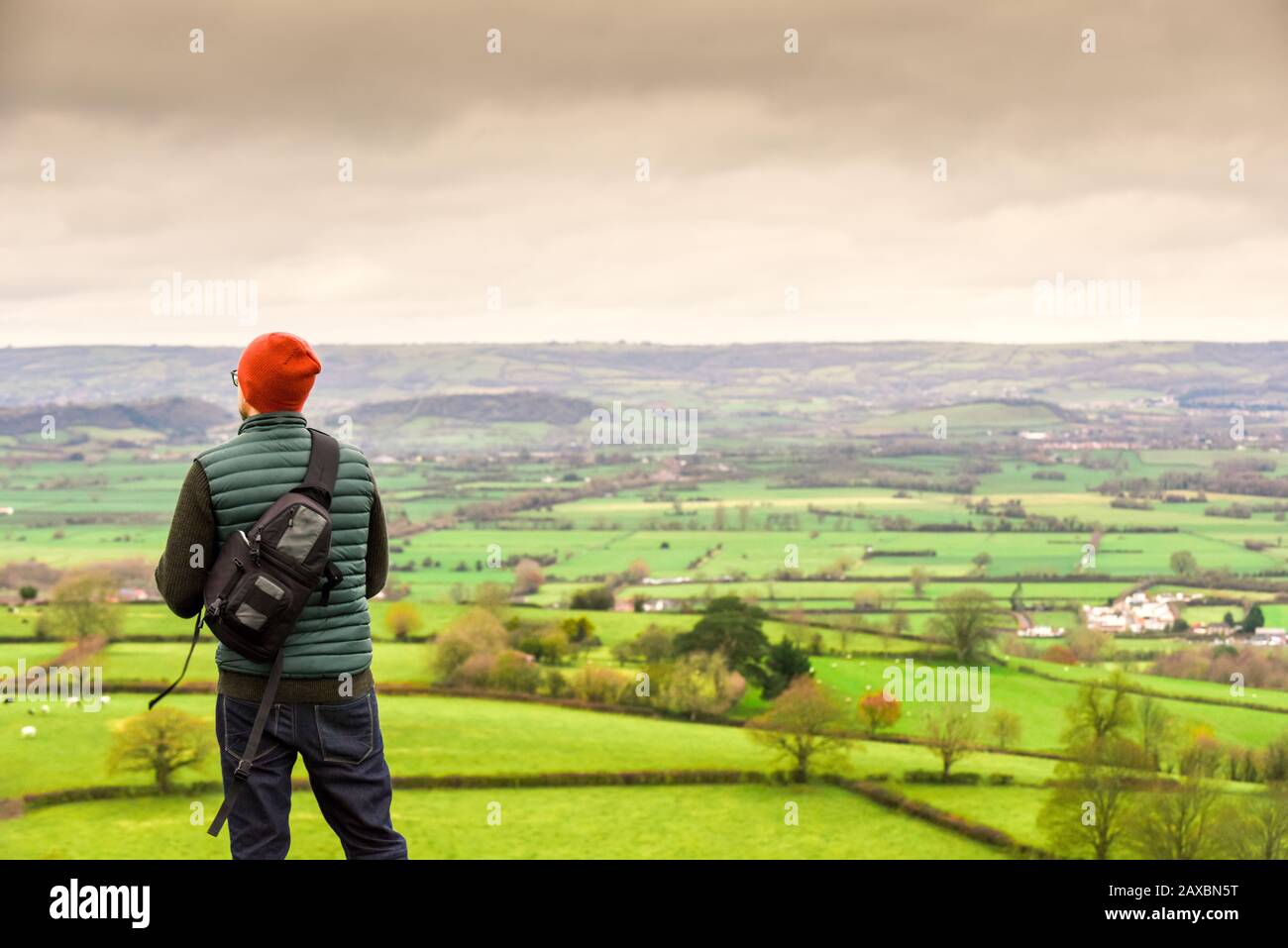 Un homme regarde sur les collines lors d'un voyage d'aventure à pied Banque D'Images