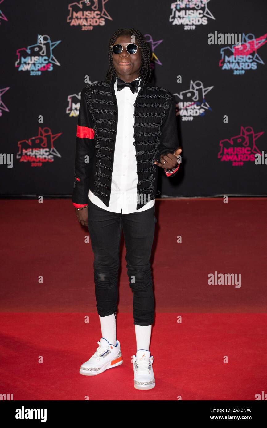 Salif Gueye, alias « si la Source, sur le tapis rouge avant la cérémonie des Prix de musique NRJ 2019 à Cannes (sud-est de la France), au « Palais des Banque D'Images