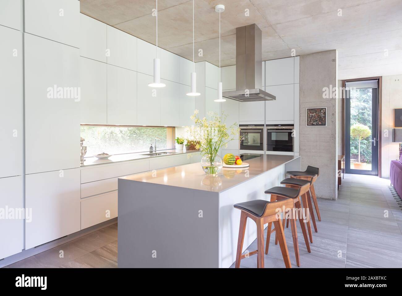 Cuisine blanche moderne avec îlot de cuisine Banque D'Images