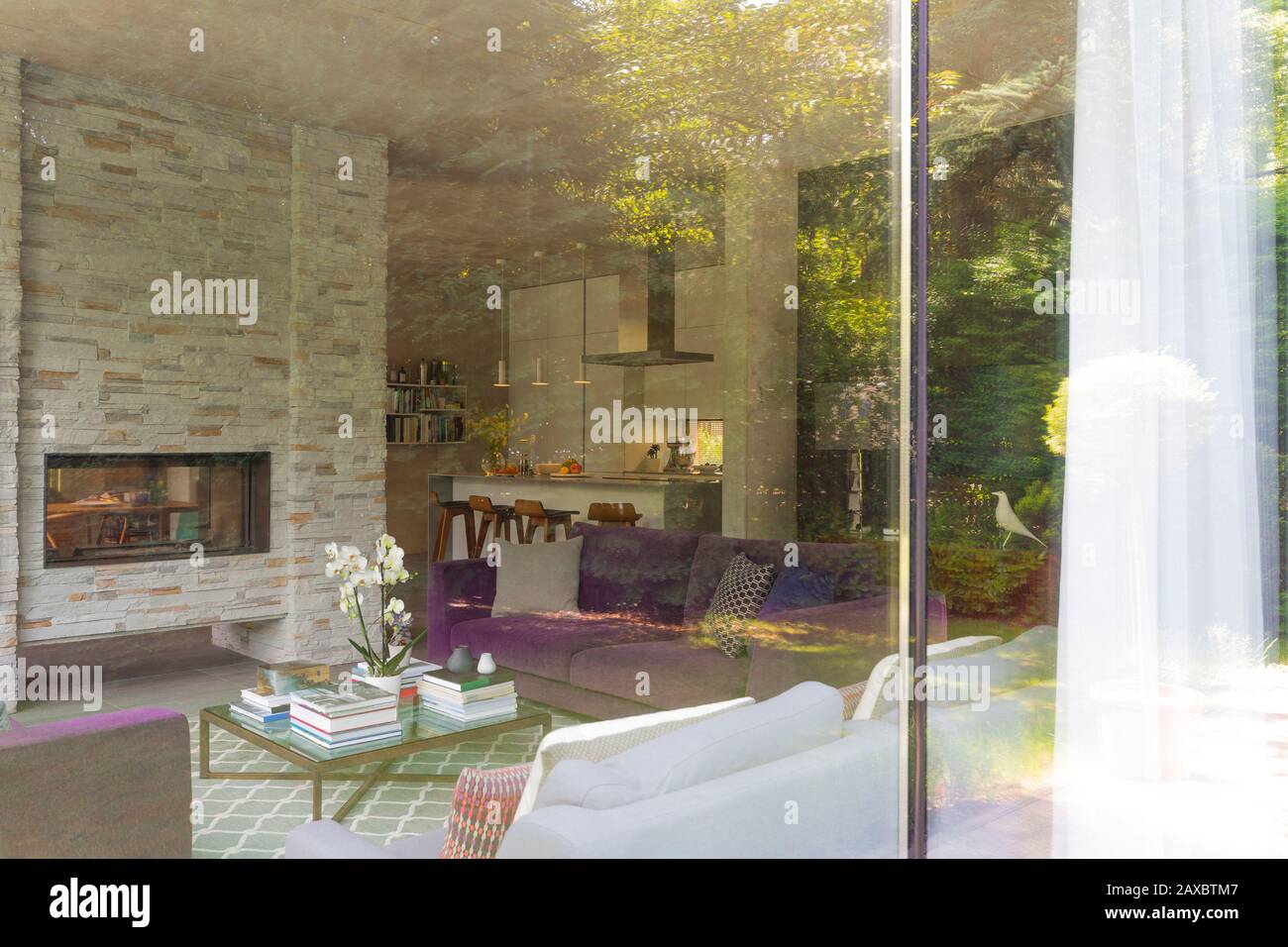 Salle de séjour avec cheminée moderne Banque D'Images