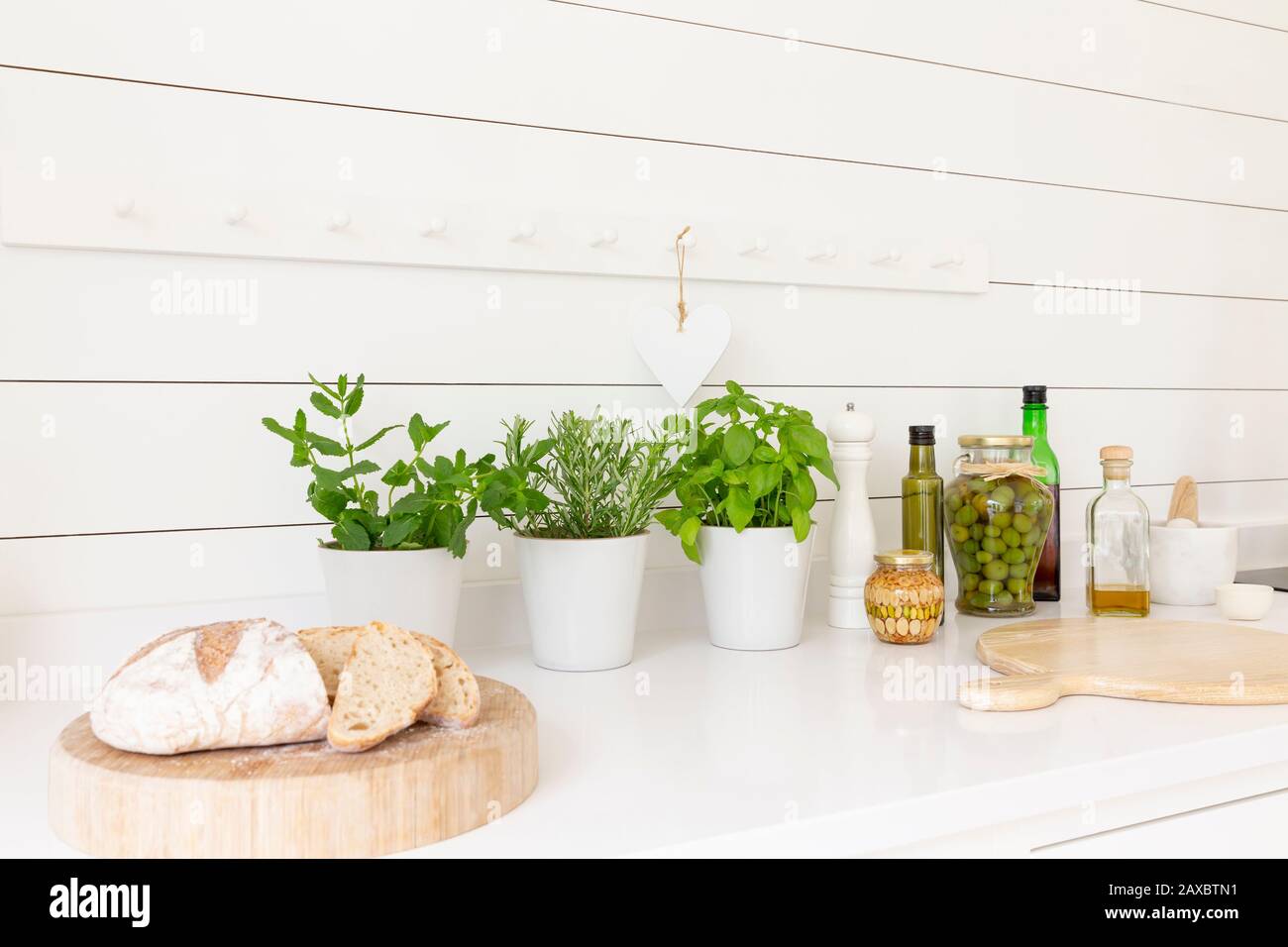 Pain maison, herbes et huiles d'olive sur le comptoir de cuisine Banque D'Images