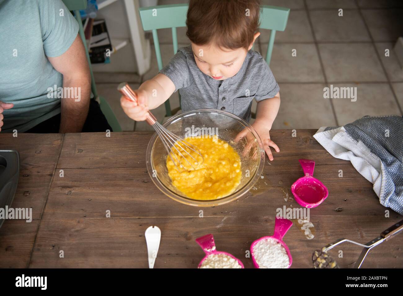 Petite fille curieuse cuisson Banque D'Images