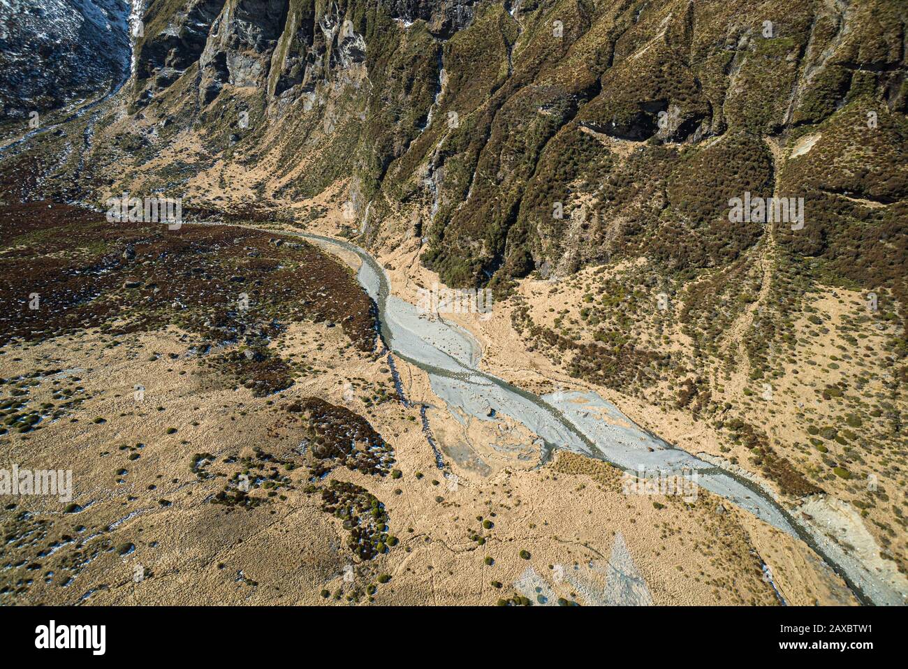 Une rivière serpente dans une large vallée glaciaire de l'île du Sud de la Nouvelle-Zélande Banque D'Images